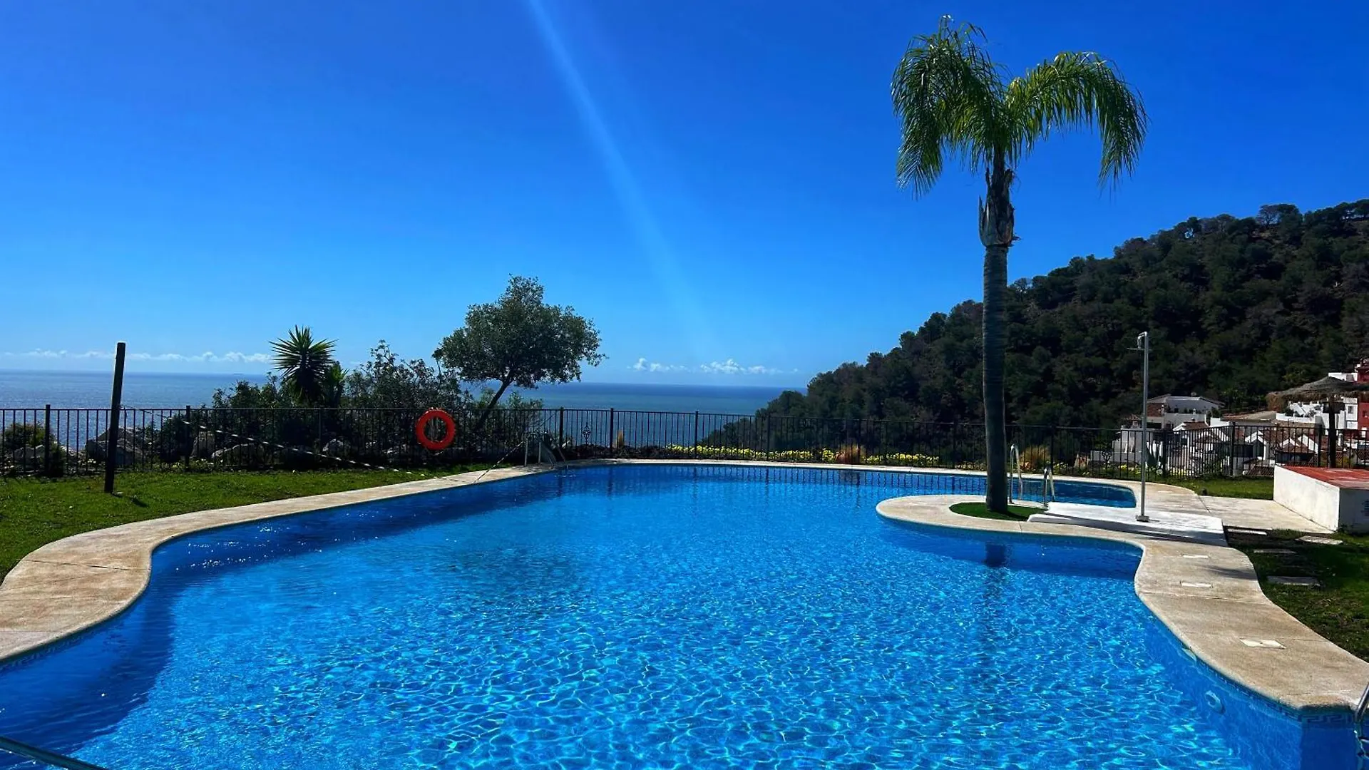 Holiday home Stylish 3 Bedroom, 2 Bath Home With Sun Terrace, Gorgeous Sea Views, Air Conditioning, Wi-Fi & Communal Swimming Pool La Herradura
