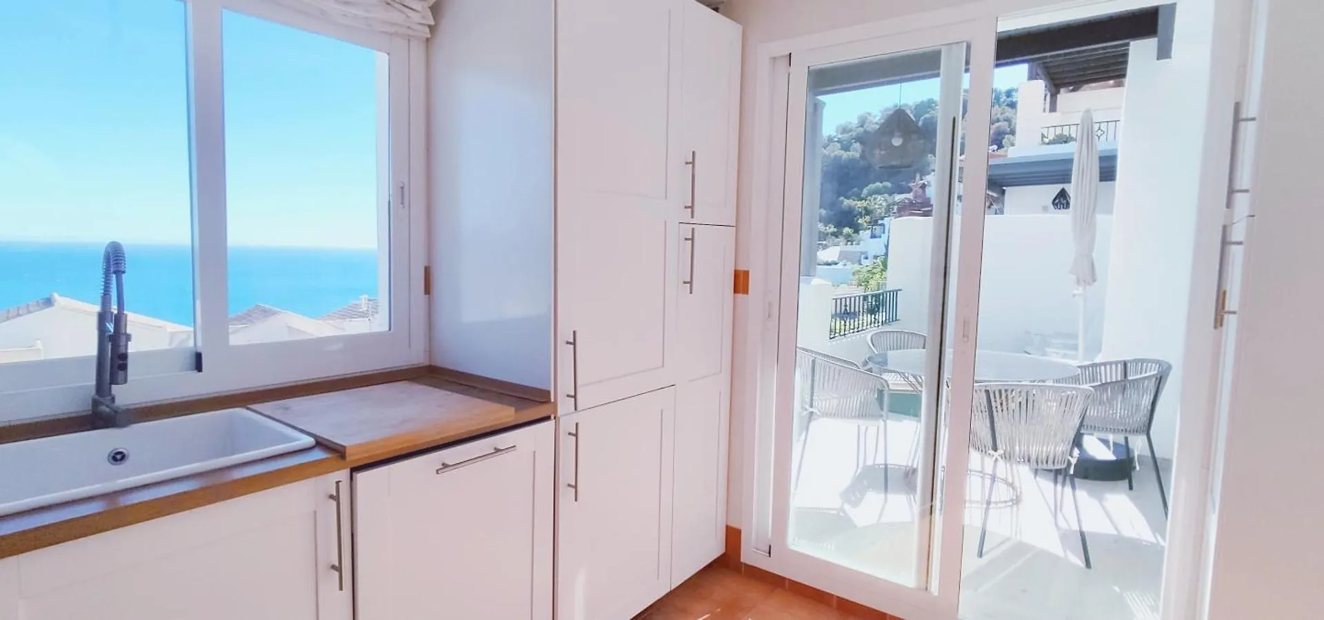 펜션 Stylish 3 Bedroom, 2 Bath Home With Sun Terrace, Gorgeous Sea Views, Air Conditioning, Wi-Fi & Communal Swimming Pool 라 에라두라