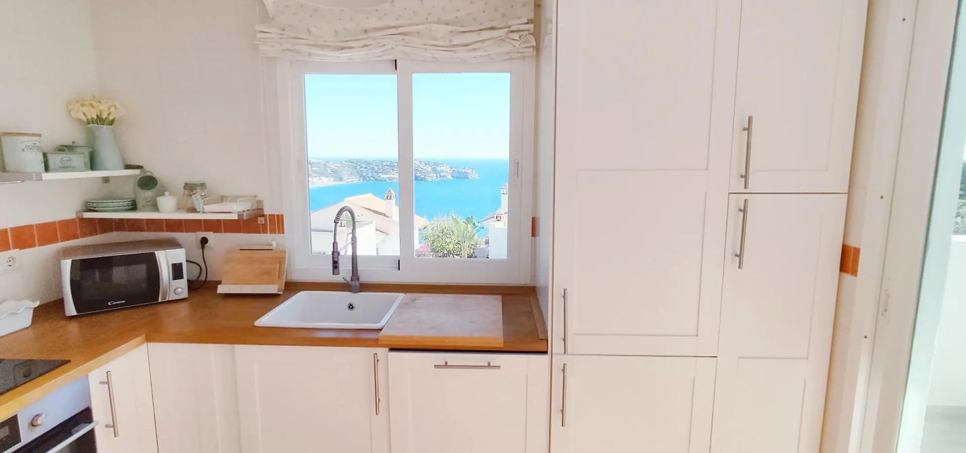 펜션 Stylish 3 Bedroom, 2 Bath Home With Sun Terrace, Gorgeous Sea Views, Air Conditioning, Wi-Fi & Communal Swimming Pool 라 에라두라 스페인