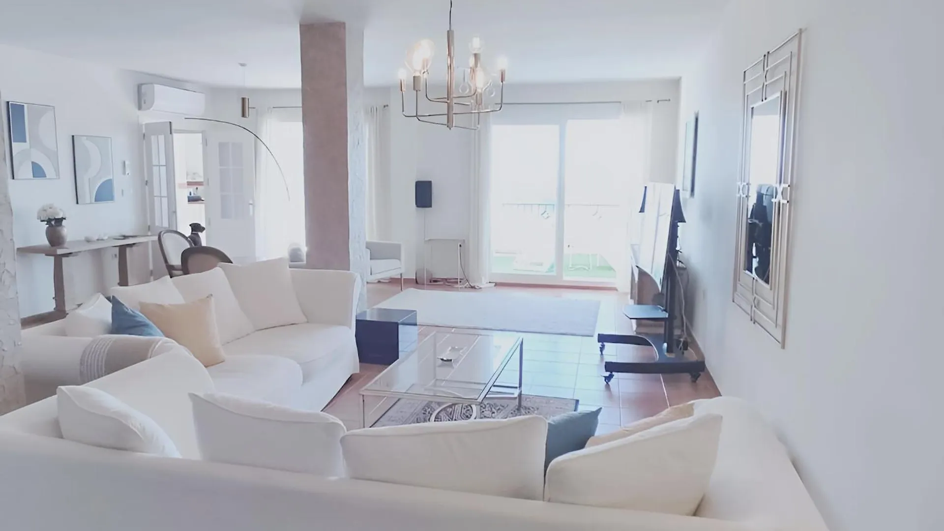 펜션 Stylish 3 Bedroom, 2 Bath Home With Sun Terrace, Gorgeous Sea Views, Air Conditioning, Wi-Fi & Communal Swimming Pool 라 에라두라