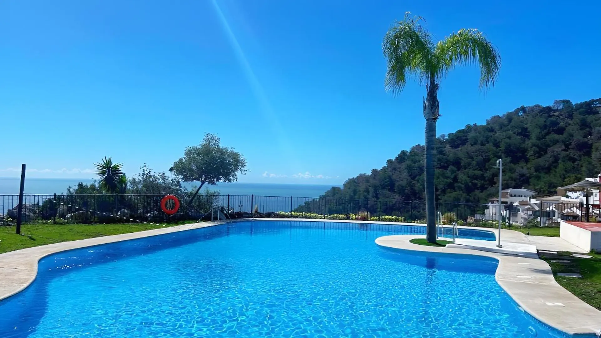 펜션 Stylish 3 Bedroom, 2 Bath Home With Sun Terrace, Gorgeous Sea Views, Air Conditioning, Wi-Fi & Communal Swimming Pool 라 에라두라